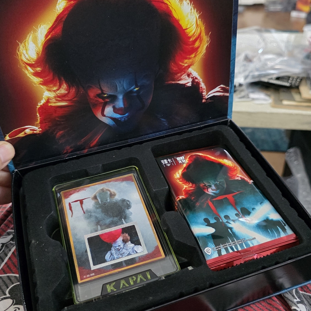 🎁1 Box (Stephen King's) It! Deluxe Trading Crads - Every Box Has A Slabbed Hit
